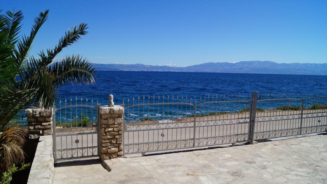 Schoenes Ferienhaus Direkt Am Meer ستومورسكا المظهر الخارجي الصورة
